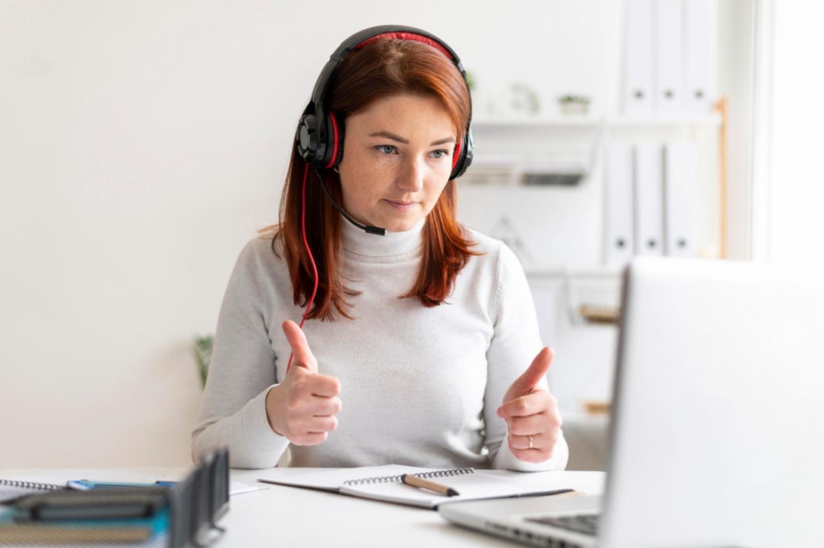 Professionelle Beratungssituation in modernem Büro